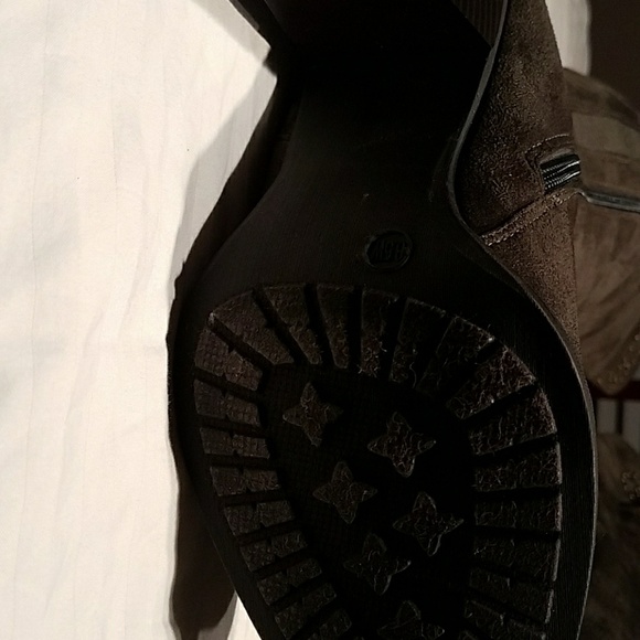 Boots - Picture 4 of 5